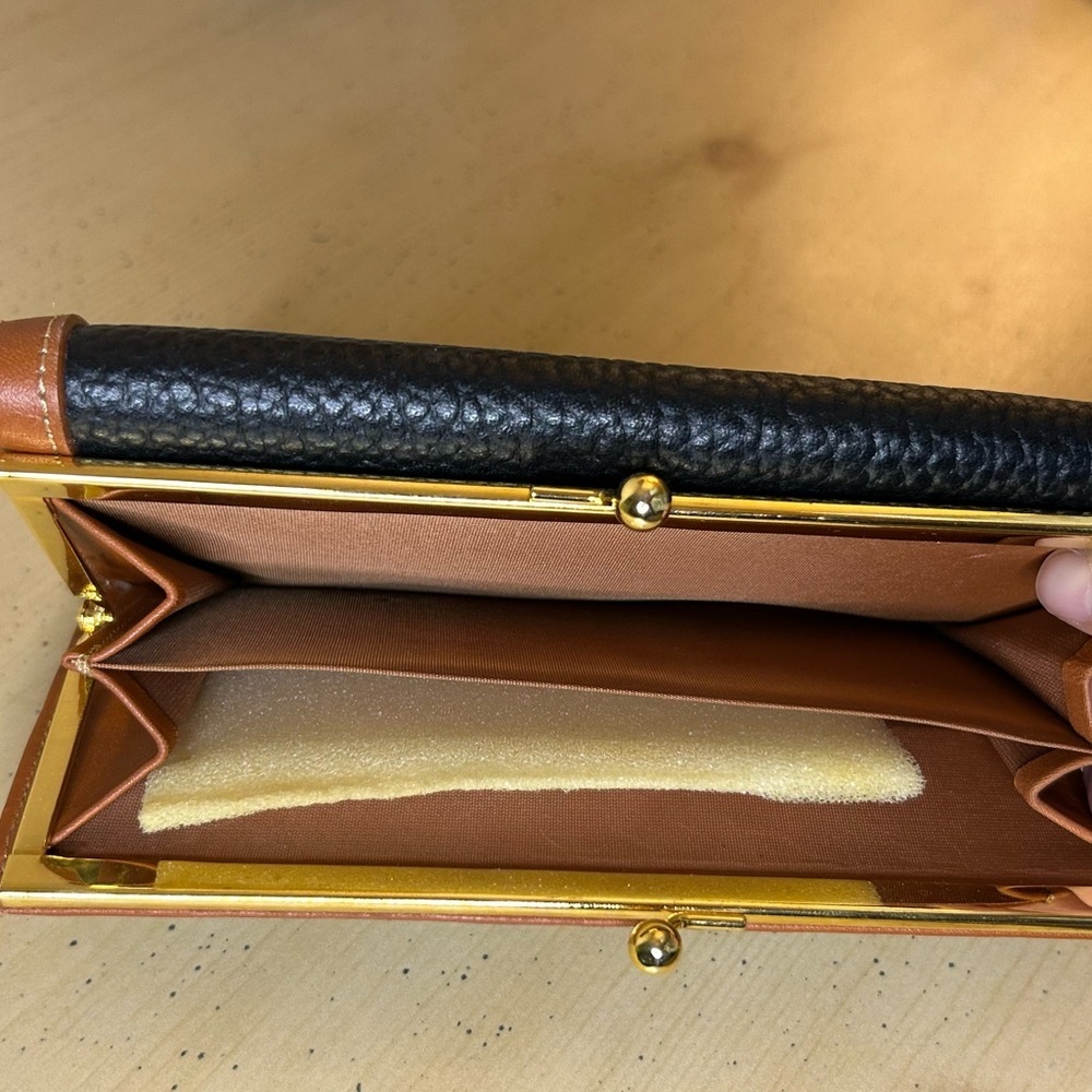Hato Hasi | Pebble Grain Continental Clutch in Black / Brown Leather - Picture 6 of 15